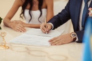 couple-mariage-signature-contrat-notaire