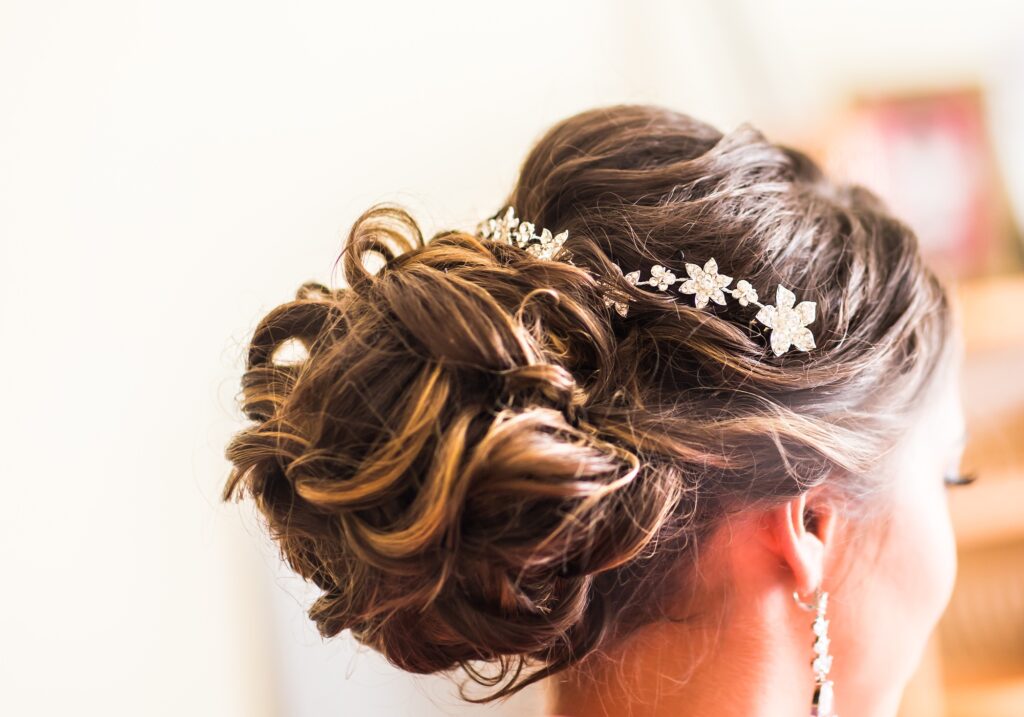 Coiffure de mariage : cheveux longs lâchés et accessoires incontournables Coiffure de mariage : cheveux longs lâchés et accessoires incontournables