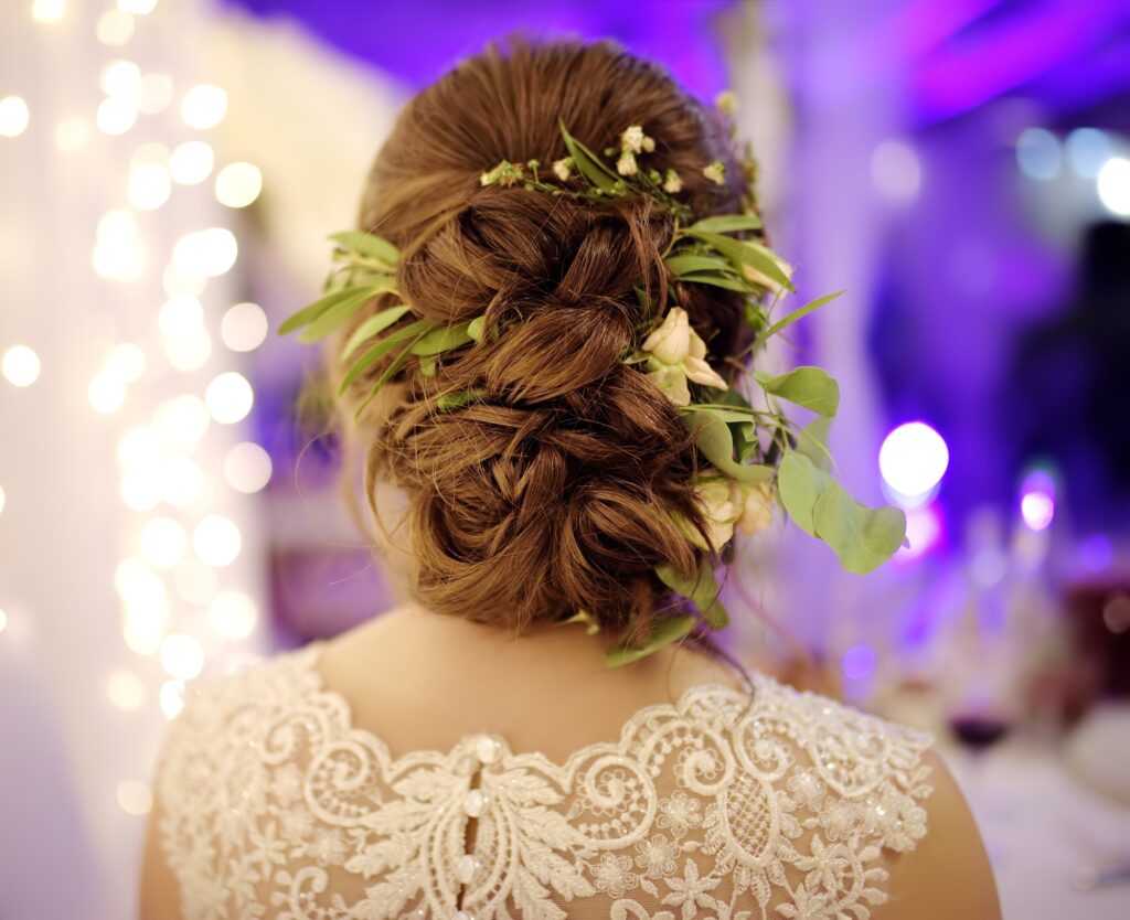 Coiffures sur le côté pour mariage : classiques et modernes à la fois Coiffures sur le côté pour mariage : classiques et modernes à la fois