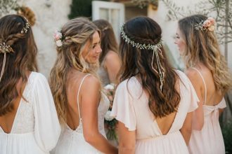découvrez les tendances actuelles des coiffures de mariage sur cheveux détachés pour un look bohème élégant et naturel, parfait pour sublimer votre grand jour.