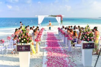 Réception de mariage avec tables dressées